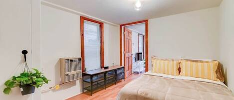 2 bedrooms, iron/ironing board, WiFi