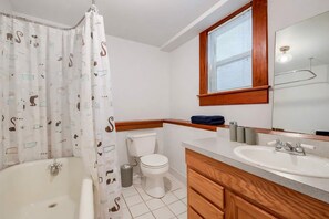 Shower, hair dryer - Quaint and Charming 2BR APT in Central Oakland (Oakland)