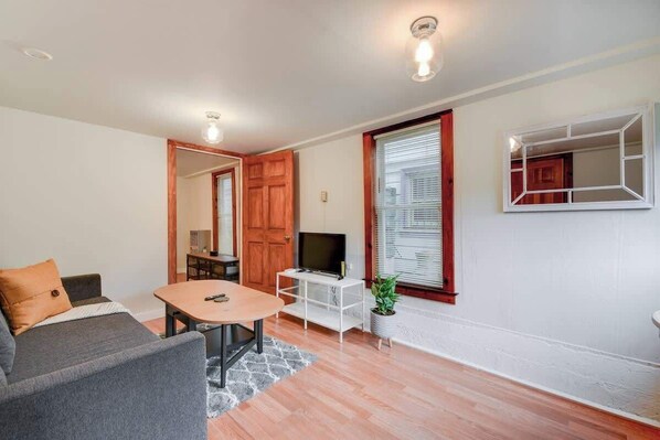 TV, Netflix, streaming services - Quaint and Charming 2BR APT in Central Oakland (Oakland)