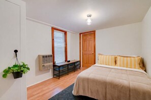 2 bedrooms, iron/ironing board, WiFi - Quaint and Charming 2BR APT in Central Oakland (Oakland)