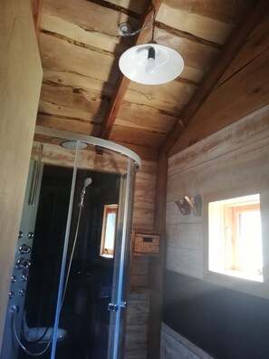 Shower - Rustic cabins Pucón Pellín, rustic style, fully equipped. (Pucón)