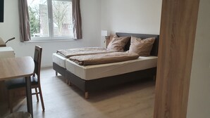 Une chambre à coucher avec un lit, un bureau et une chaise.
