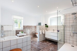 Family Villa | Bathroom | Shower, hair dryer, towels, toilet paper