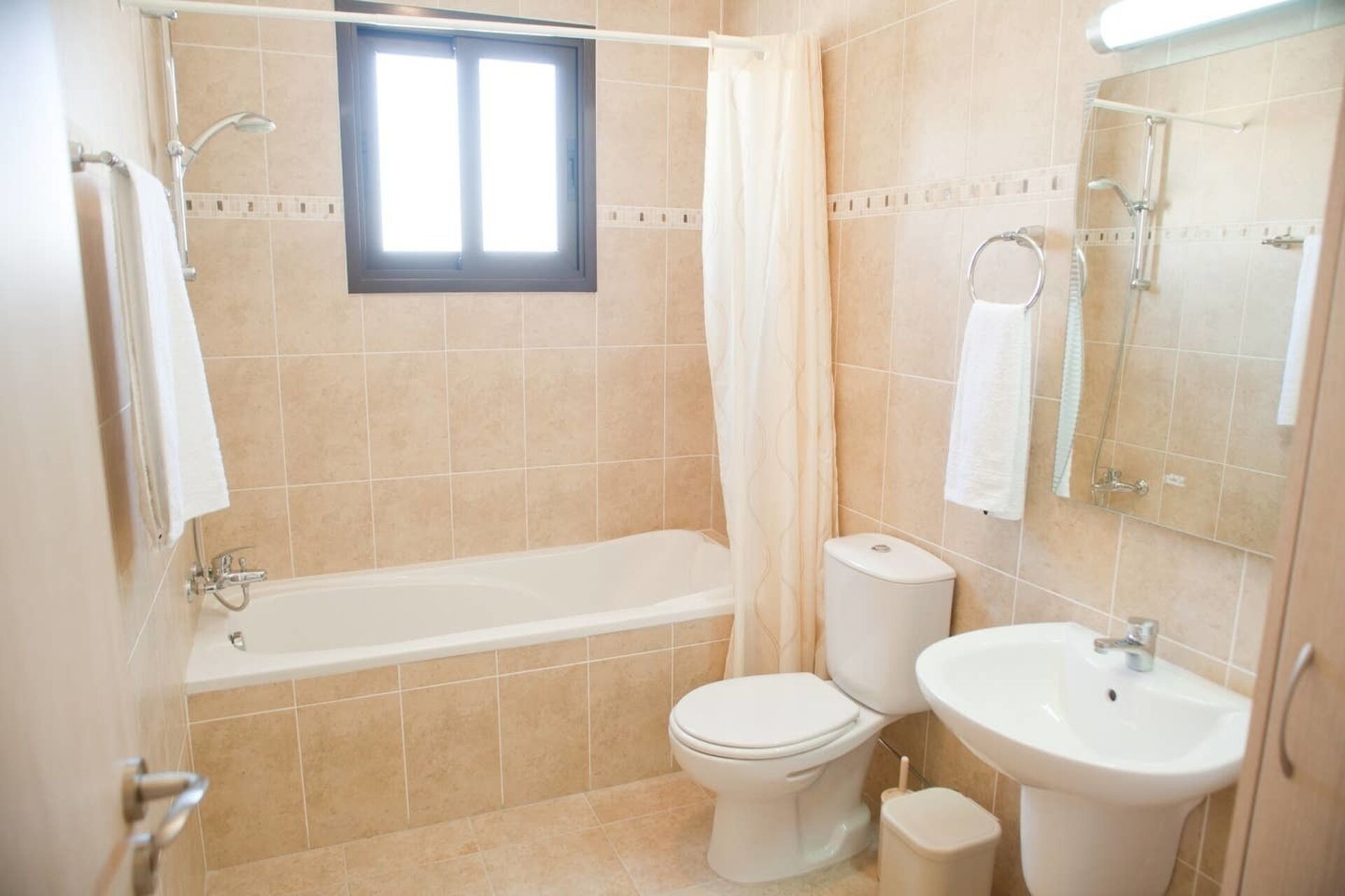 Une salle de bain avec une baignoire, des toilettes et un lavabo.
