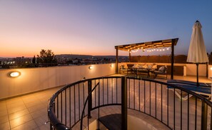 Apartment | Property grounds - Private Roof Top Terrace Overlooking Pool in Pyla (Pyla)