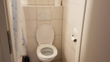 Apartemen, kamar mandi pribadi (ground floor) | Kamar mandi | Shower dan handuk