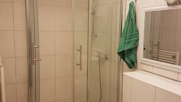 Apartment Erdgeschoss | Dusche im Bad