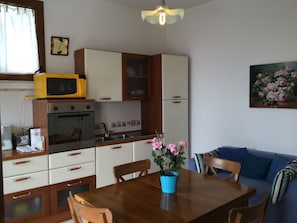 Kühlschrank, Mikrowelle, Ofen, Herdplatte