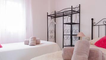 3 chambres, chambres insonorisées, fer et planche à repasser