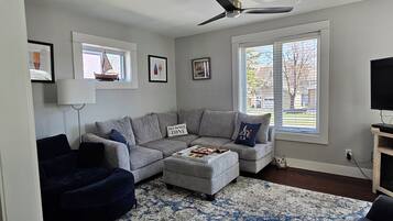 TV connectée, lecteur de DVD, livres