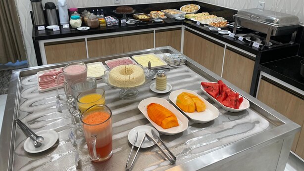 Un buffet proposant une variété de plats et de boissons.