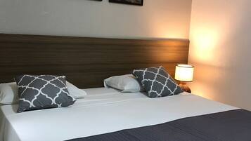 Quarto casal standard, 1 cama de casal | Escrivaninha, Wi-Fi de cortesia, roupa de cama