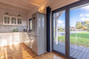 Fridge, oven, dishwasher, coffee/tea maker