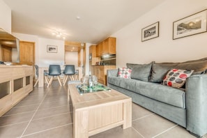 Living area - 100m from resort center, 9th floor, balcony, parking, tv, ski locker, 52m², Champagny-en-Vanoise (Champagny-en-Vanoise)