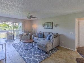 Condo | Living room - La Casa Del Mar 610 Star5Vacations (Dunedin)