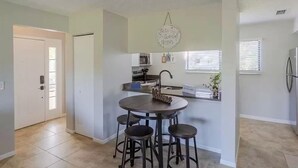 Apartment | Essbereich im Zimmer