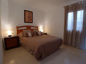 Een strijkplank/strijkijzer, gratis wifi, beddengoed