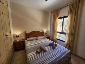 3 chambres, coffres-forts dans les chambres, fer et planche à repasser