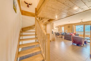 Interior - 50m from ski slopes, 12nd floor, balcony, parking, tv, ski locker, 90m², Champagny-en-Vanoise (Champagny-en-Vanoise)