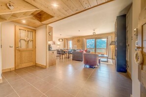 Living area - 50m from ski slopes, 12nd floor, balcony, parking, tv, ski locker, 90m², Champagny-en-Vanoise (Champagny-en-Vanoise)