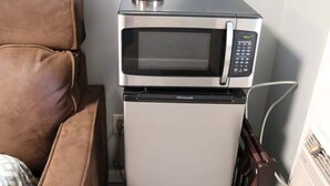 A compact kitchenette with a microwave and a refrigerator. - Delightful Guest Room Close to Hendersonville’s Downtown (Hendersonville)