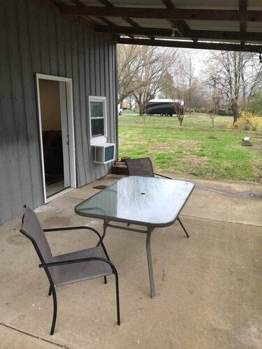 Delightful Guest Room Close to Hendersonville’s Downtown