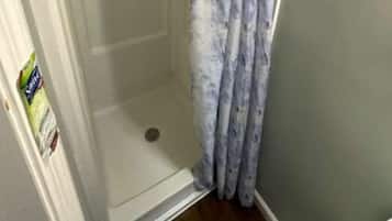 Douche, serviettes fournies