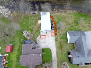 An aerial view of a residential area with houses, a parking lot, and a river. - Delightful Guest Room Close to Hendersonville’s Downtown (Hendersonville)