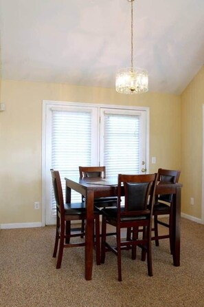Dining - Enjoy a Fenced Yard Just 20 Minutes from Nashville (Goodlettsville)