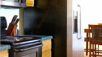 Frigorifero, microonde, piano cottura, lavastoviglie