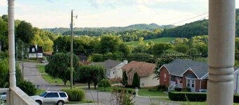 ヤードのフェンスで囲まれたナッシュビルのダウンタウンまで20分