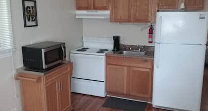 Cozy 1 BR efficiency apt close to TTU and downtown