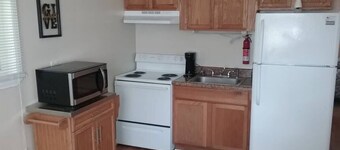 Cozy 1 BR efficiency apt close to TTU and downtown