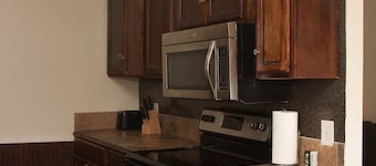 Less than 1 mile from Fort Sill 2 bedrooms!