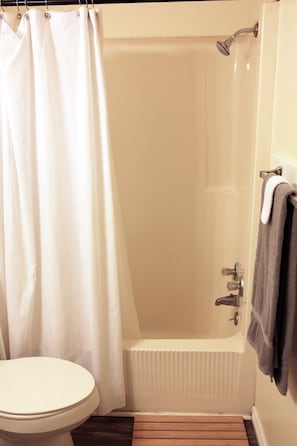 Badekar, hårføner og håndklær