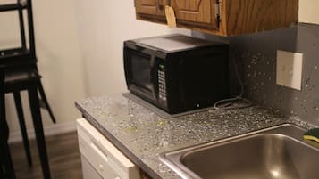 Microondas, horno, cafetera y tetera y utensilios de cocina