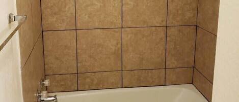 Douche, sèche-cheveux, serviettes fournies