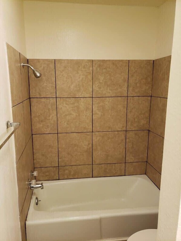Douche, sèche-cheveux, serviettes fournies
