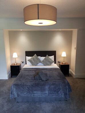 5 Schlafzimmer, Bügeleisen/Bügelbrett, WLAN, Bettwäsche