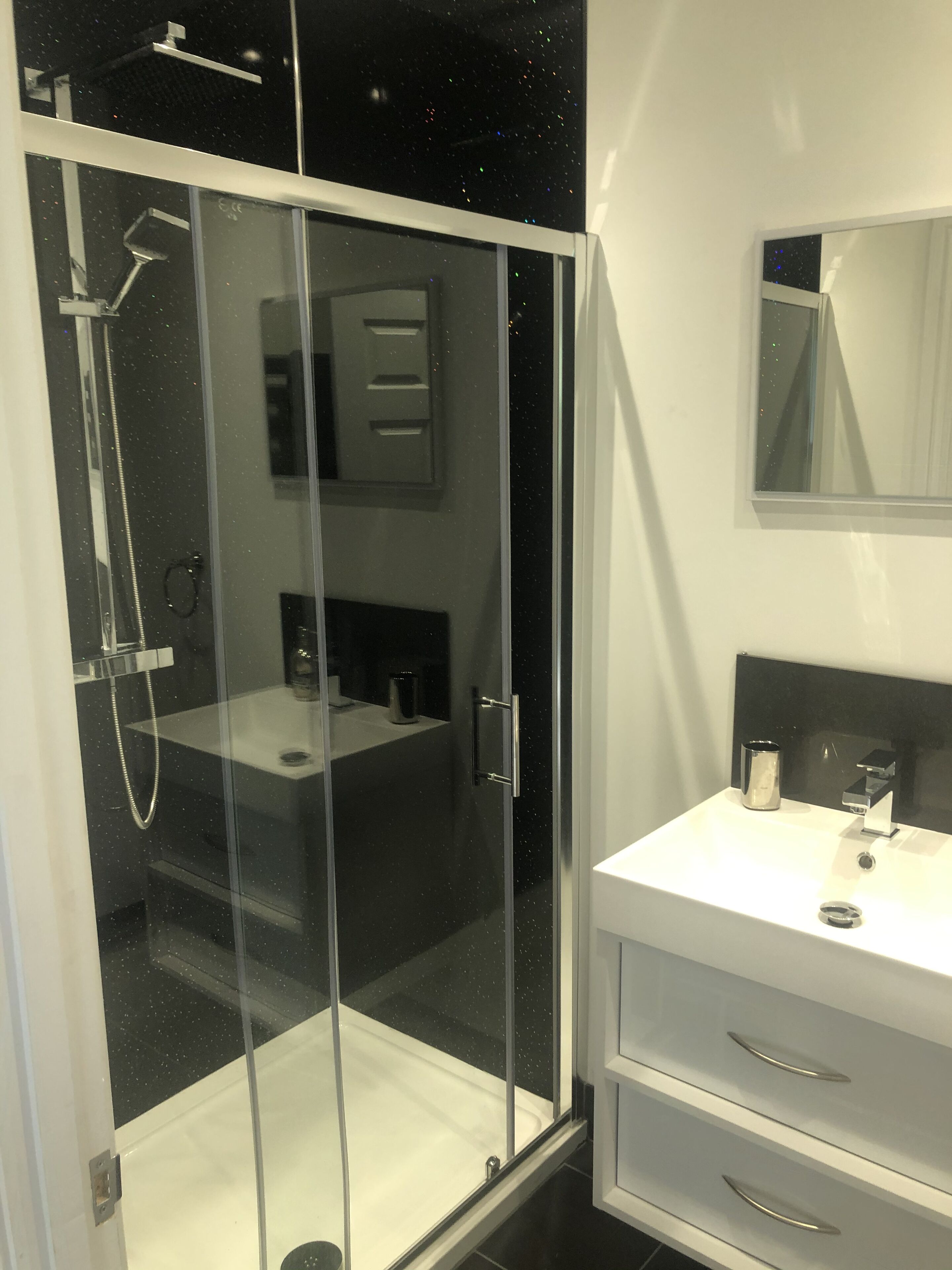 Combined shower/bathtub, hair dryer, towels, shampoo