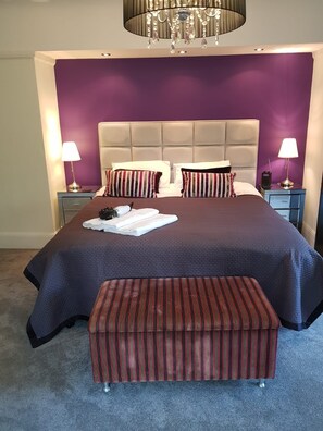 5 bedrooms, iron/ironing board, WiFi, bed sheets