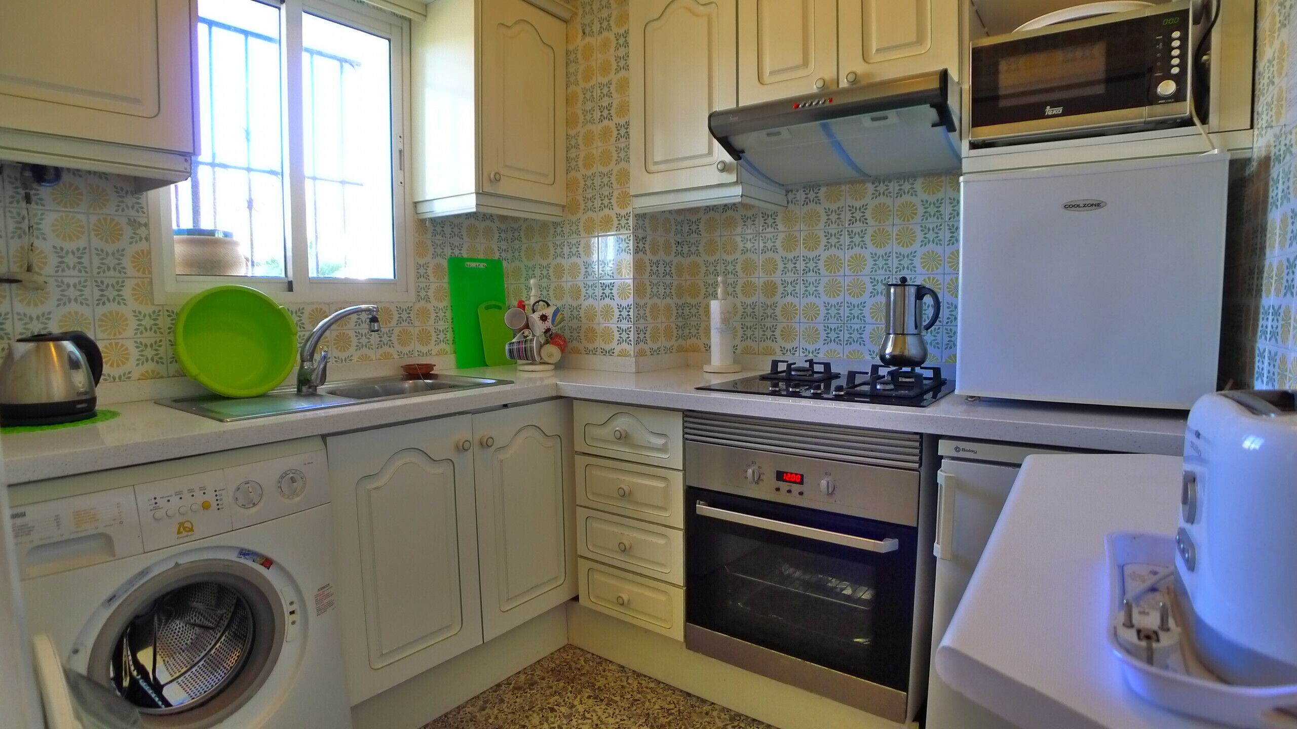 Fridge, microwave, oven, coffee/tea maker