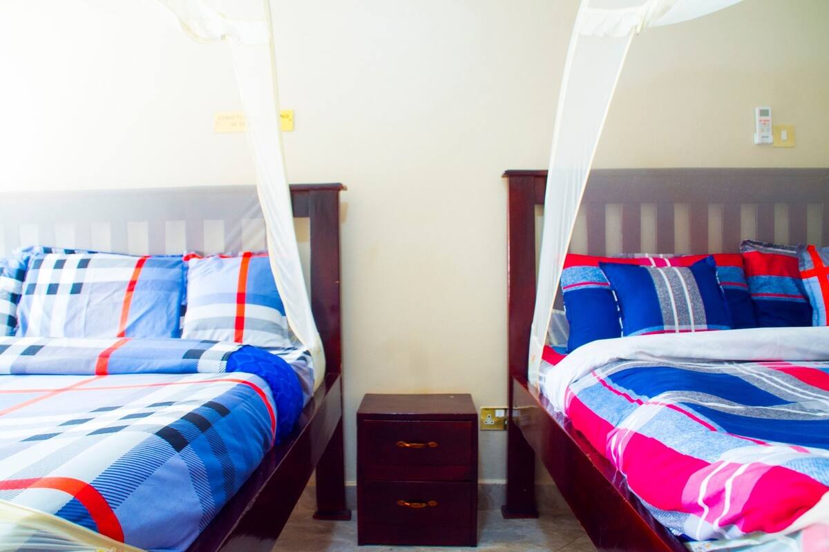 Habitación Deluxe con 2 camas individuales | 3 habitaciones, escritorio, wifi gratis y ropa de cama