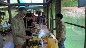 Ein reichhaltiges Buffet mit verschiedenen Speisen und einem Getränkespender.