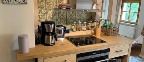 Huoneisto, parveke (incl. EUR 80 Cleaning fee) | Yksityinen keittiö | Täysikokoinen jääkaappi, mikroaaltouuni, uuni, liesi