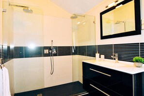 Combined shower/bathtub, hair dryer, towels, soap