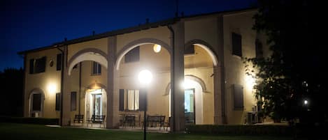 Fassade der Unterkunft – Abend/Nacht