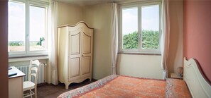 Doppelzimmer | Betten mit Memory-Foam-Matratzen, Schreibtisch, kostenloses WLAN