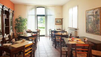 Colazione a buffet inclusa, servita tutte le mattine