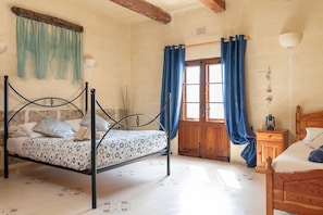4 bedrooms, iron/ironing board, WiFi, bed sheets